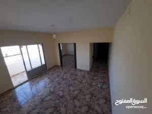 شقه للبيع بالزرقاء الجديده  شارع 26  قريب جدا على دوار البتراوي