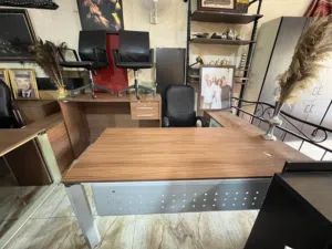 تشكيلة مكاتب مستعملة بحالة الجديد
