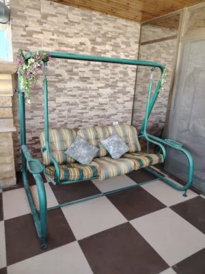 مرجيحة ثلاثية حديد ثقيل بحالة ممتازة جدا
