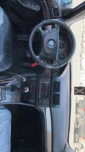 .                .BMW 525i