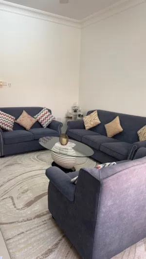 طقم جلوس للبيع بحاله ممتازه جدا جدا مع سجاده وطاوله