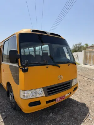 حافلة مدرسة بها عقد