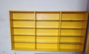 مكتبة وارففها في حالة ممتازة