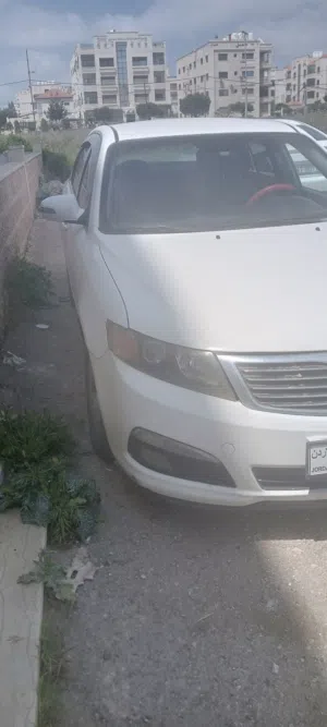 كيا لوتزي 2009 لون أبيض صالون سيدان بحالة جيدة مع هوك خلفي وتكييف كهربائي