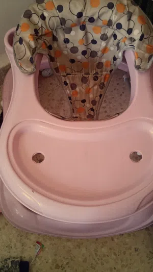 كراجة اطفال شبه جديده للبيع ثقيله جدا وكوت اطفال