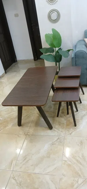 خزانة احذية ، و طاولة مع سيرفيس مستعمل