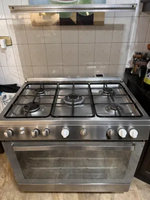 غاز إيطالي كبير مع فرن واسع 5 عيون من شركة تكنو غاز بحالة جيدة جدا جدا جدا للبيع