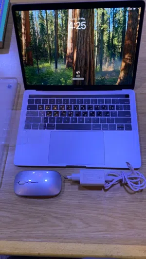 ماك بوك برو بحالة الوكالة Touch bar