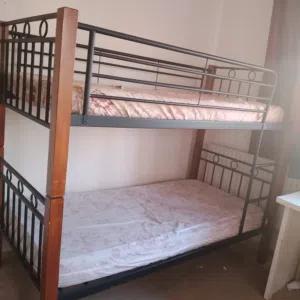 تخوت حديد مع خشب زان مستعمل شبه جديد