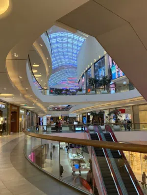 محل للبيع بعائد إيجاري يصل إلى 272 ألف شهريًا داخل مول في منطقة سكنية حيوية تخدم كمبوندات قصور وفلل