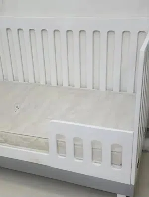 سرير أطفال بحالة الجديد