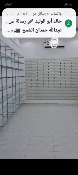 رفوف زجاجية مع لوحة تعليق فايبر مع حوامل شبه جديدة