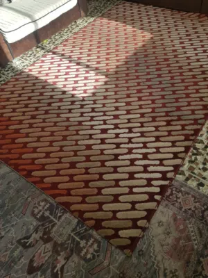 سجاد بحالة نظيفة مقاسات مختلفة