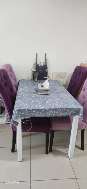 طاولة سفرة للبيع بحالة ممتازة مع اربع كراسي فخمة ب 500 درهم
