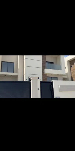 بيت للبيع بمدينة التاج السكنية بناء حديث جدا ديلوكس