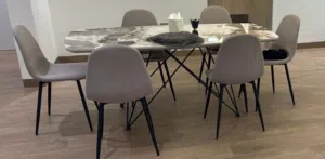 طاولة طعام شبه جديد للبيع