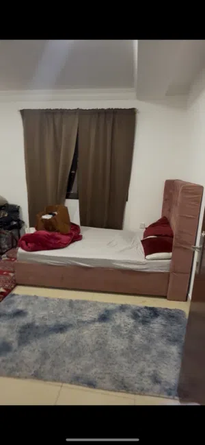 سرير مع مرتبه و دولاب جرار