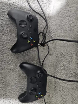 ايدين اكس بوكس سيريس للبيع عدد 2 ما فيهن ولا اشي ولا درفت ولا اشي ناقصهن  الوحده ب150