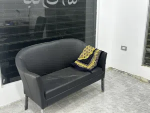 مكتب و3 كراسي وكنبة
