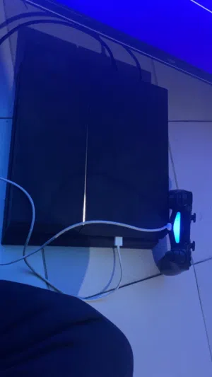 للبيع سوني 4 / 1 تيرا