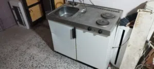 هذه وحدة مطبخ صغير ميني كيتشي مدمجة
