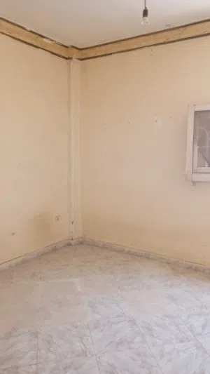 شقة للبيع من المالك مباشره فى الشيخ زايدالحى13 الدور الأخير مجاورة 4 70متر