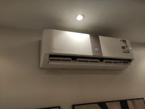 فني محترف لصيانة وغسيل وفك وتركيب المكيفات