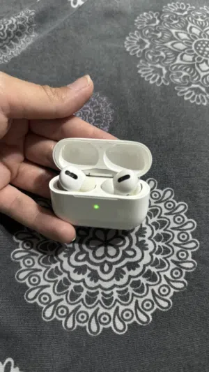 Apple AirPods Pro like new – with original Box Apple AirPods Pro – 1st Generation.