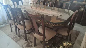 غرفة سفره كامله بوفيه مع مراي وطاوله 8 كرلسي  وفضيه شبه جديده خشب لاتيه قشره بلوط  وساعه