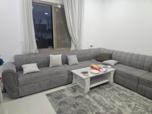 طقم كورنر وطاولة بحالة جيدة