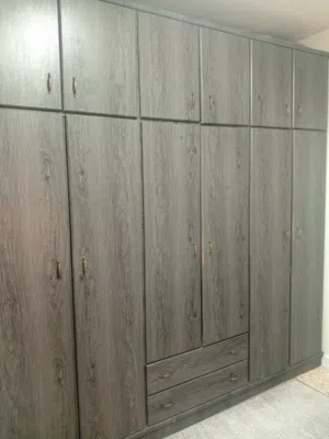 خزانة خشب لاتيه طابقين بحالة ممتازة، ملبّسة فورمايكا ومزيّنة بورق جدران