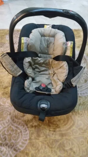 2مقاعد سياره للأطفال