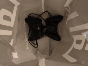 Xbox 360 مهكر في 60 لعبةمع 3يدات واحدة شغالة وباقي خربانة بدون سلك hdmi