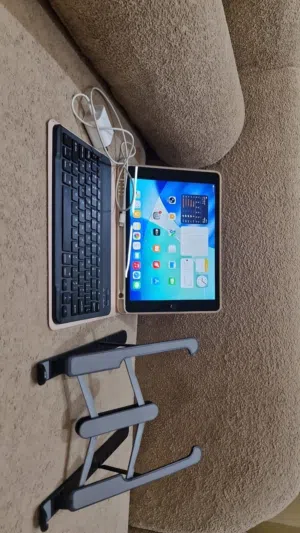 آيباد أبل الجيل التاسع  بمساحه تخزين 64GB للبيع مع جميع الملحقات  شاحن وكيبورد وكڤر وستاند للايباد