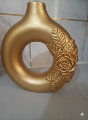 مزهريات بألوان مختلفة