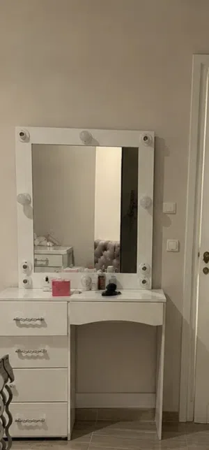 لون ا بيض محتاجه وش نضافه و تتلمع بس تسريحه