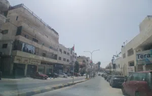 مخازن تجارية للبيع على الشارع الرئيسي المؤدي للفحيص موقع حيوي واستثماري