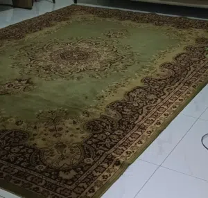 +2  سجادة فارسية صوفية خضراء اللون مع نقوش تقليدية باللونين البني والبيج.  النوع: سجادة صوف إيرانية