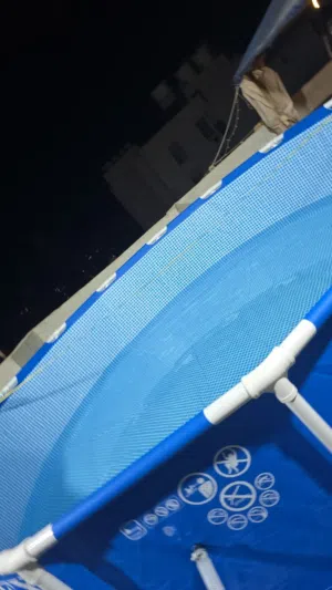 مسبح لم يتم استخدامه بسبب ضيق المكان
