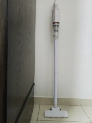 مكنسة كهربائية يوجد لها 4 قطع قطعه للكنب وقطعه للستائر وقطعتين للسجاد وتشحن عالكهرباء