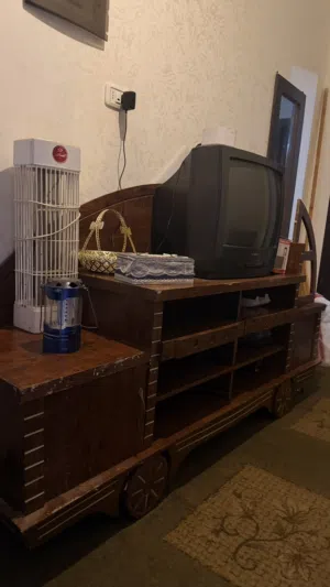 طاولة تلفزيون خليجية شبه وكالة