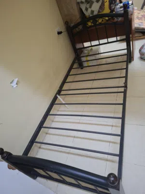 Single Bed frame ( free playwood)