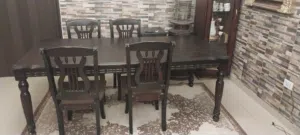 طاولة سفره للبيع 8كراسي ثقيله معها 4 كراسي