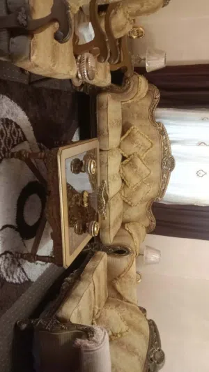 طقم كنب للبيع مع الطاولة