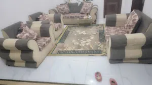 كنب نظيف جدا اشتروه ب180الف  له فتره بسيطه البيع 75 اقل من القيمه