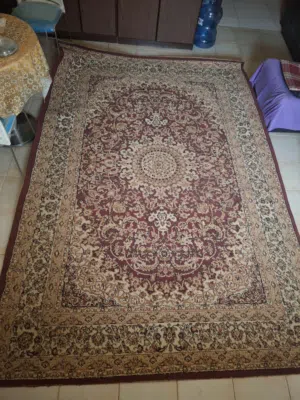 Used ivory red Carpet- 200x 290 cm