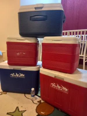 حافظات ثلج ماركات كيب كولد اربع ثلاجات وماركة ربر ميد قطعة واحدة الكبار على 10 دينار والوسط 8 دنانير