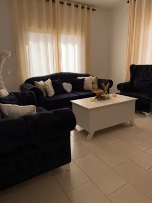 للبيع طقم كنب مع طاولة سفرة – بحالة ممتازة