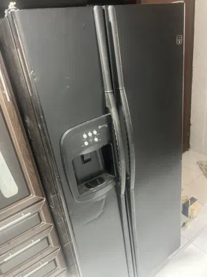 للبيع – ثلاجة Maytag بابين لون أسود ثلاجة Maytag أصلية بحالة جيدة، 668 litre