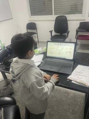 معلم دروس رياضيات وحقيبة مدرسية